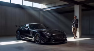 Coche deportivo de lujo personalizado con kit de carrocería en fibra de carbono y llantas forjadas en garaje moderno