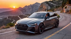 Audi RS6 Avant Performance en gris Nardo aparcado en carretera de montaña española al atardecer