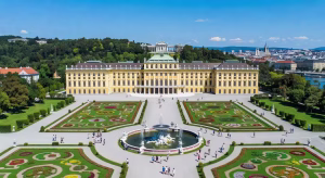 Vista aérea del Palacio de Schönbrunn en Viena con sus jardines barrocos formales
