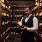 Bodega de vinos de lujo con botellas de diferentes países del mundo