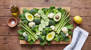 Vegetales frescos bajos en carbohidratos para dieta keto sobre mesa de madera rústica