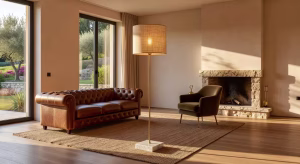 Lámpara de pie de diseño moderno en salón minimalista de lujo con iluminación ambiental cálida