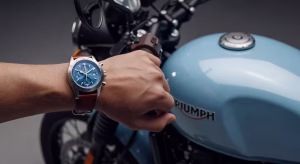 Breitling y Triumph: cuando la relojería suiza se encuentra con las motos británicas de leyenda Reloj Breitling Top Time Triumph con esfera azul hielo junto a motocicleta Triumph Speed Twin edición limitada