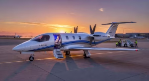 Avión eléctrico ejecutivo Eviation Alice en pista con diseño futurista y propulsión eléctrica