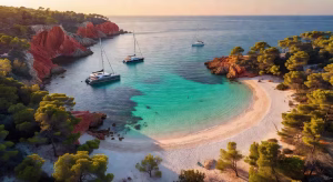 Vista aérea de una cala paradisíaca en Ibiza con aguas turquesas cristalinas y arena blanca