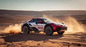Porsche 911 Dakar en el desierto con suspensión elevada y neumáticos todoterreno