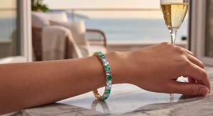 Brazalete de tenis de lujo con esmeraldas y aguamarinas en oro amarillo y blanco