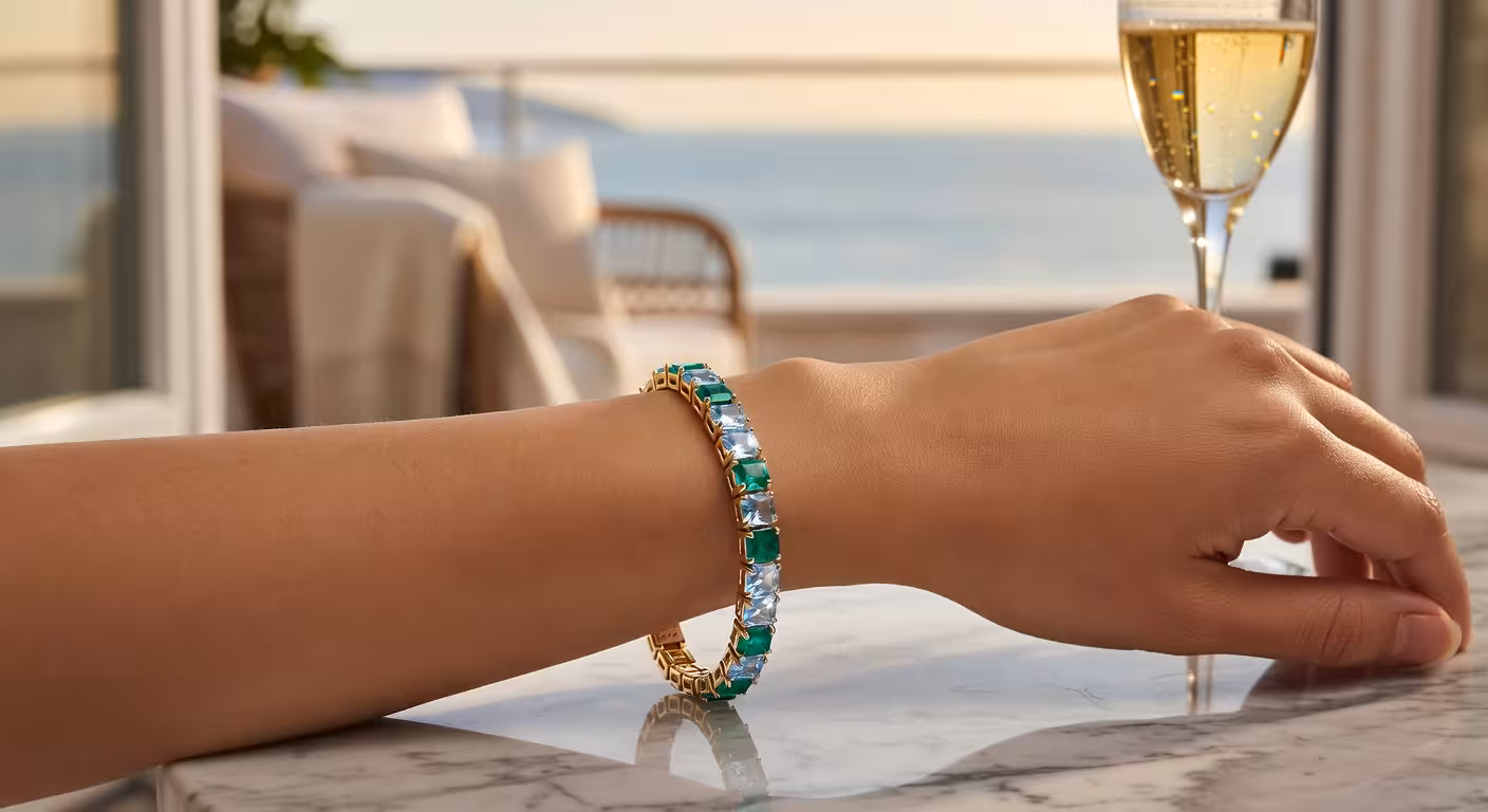 Brazalete de tenis de lujo con esmeraldas y aguamarinas en oro amarillo y blanco
