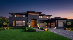 Exterior de casa de lujo renovado con revestimiento moderno, iluminación profesional y paisajismo sofisticado