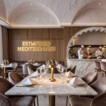 Interior de restaurante de lujo en Dubai con estilo mediterráneo moderno y ambiente sofisticado