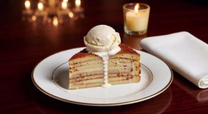 Bebinca: el postre de capas indio que conquista la alta gastronomía mundial Bebinca tradicional goana servida en restaurante de lujo con helado de vainilla