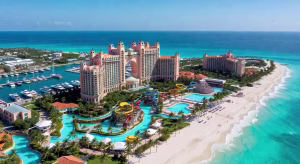 Escápate a Nassau Paradise Island en las Bahamas Vista aérea del resort Atlantis Paradise Island en Nassau, Bahamas, mostrando sus icónicas torres y aguas turquesas del Caribe