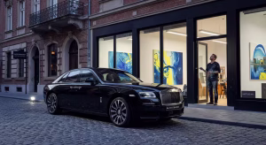 Rolls-Royce Black Badge Ghost estacionado frente a estudio de arte en Budapest