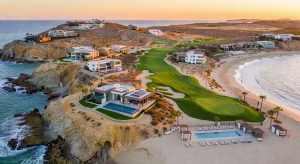 Vista aérea del desarrollo de lujo Quivira Los Cabos con campo de golf Jack Nicklaus y residencias frente al Pacífico mexicano