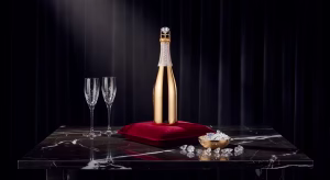 Botella de champán de lujo con recubrimiento dorado y diamantes incrustados sobre mesa de mármol elegante