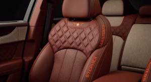 Interior artesanal del Bentley Bentayga Mulliner con bordados ecuestres personalizados