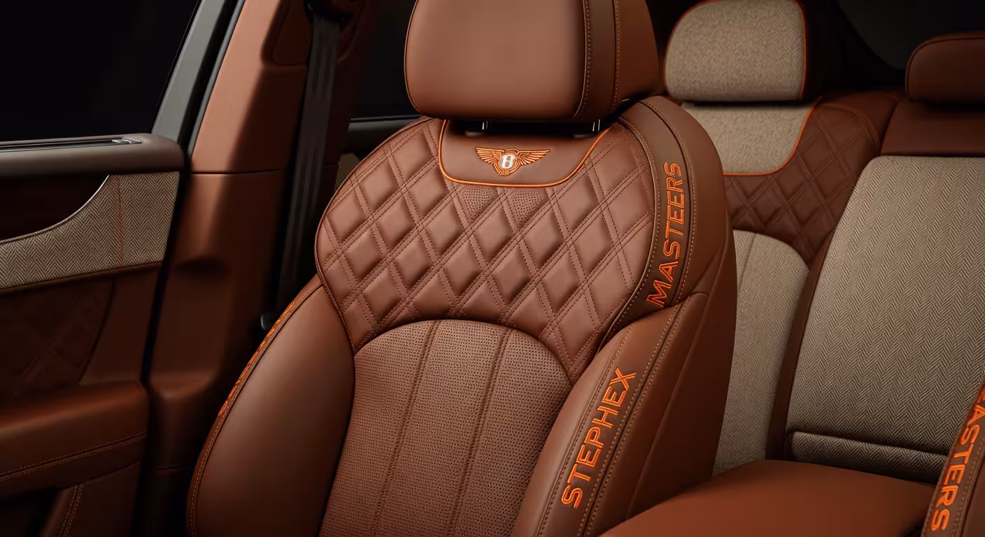 Interior artesanal del Bentley Bentayga Mulliner con bordados ecuestres personalizados