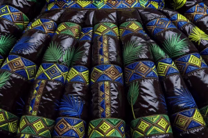 Detalle del tejido técnico lacado y bordados artesanales de la colección Moncler x Piccioli inspirada en textiles etíopes