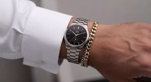 Accesorios de lujo para hombre: guía completa para todos los presupuestos Hombre con reloj de titanio de lujo y pulseras de oro y plata combinadas en la muñeca