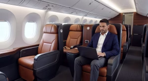 Interior de la cabina de un avión JSX con asientos de cuero espaciosos y configuración semiprivada