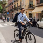 10 razones de peso para comprar una bicicleta eléctrica Hombre montando una bicicleta eléctrica moderna por la ciudad