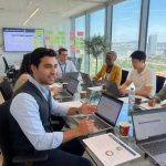 5 razones para hacer unas prácticas en el extranjero Joven profesional trabajando en oficina internacional moderna durante prácticas en el extranjero