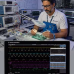 Guía completa para comprar un osciloscopio digital: lo que necesitas saber Ingeniero profesional utilizando un osciloscopio digital moderno en laboratorio de electrónica