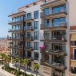 ¿Vale la pena alquilar un piso en España? Análisis completo para inversores Edificio moderno de apartamentos de lujo en España para inversión inmobiliaria en alquiler