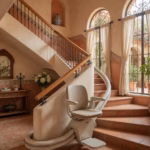 Sillas salvaescaleras: 7 ventajas que transforman tu hogar Silla salvaescaleras curva instalada en vivienda española de estilo mediterráneo con diseño discreto y moderno
