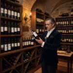 Bodega de vinos de lujo con botellas de diferentes países del mundo