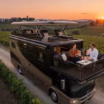 La autocaravana más lujosa y cara del mundo Autocaravana de lujo Marchi Mobile eleMMent Palazzo Superior con terraza Sky Lounge desplegada en viñedo de la Toscana